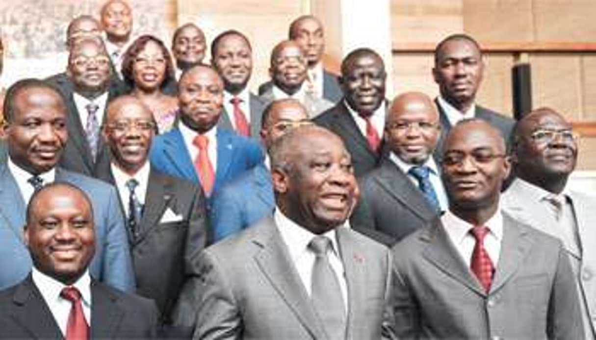 La nouvelle équipe gouvernementale rassemblée autour de Laurent Gbagbo © AFP