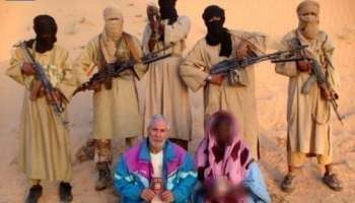 Au nom de l’islam, Aqmi intensifie ses actions (ici avec des otages italiens enlevés en Mauritanie) © AFP