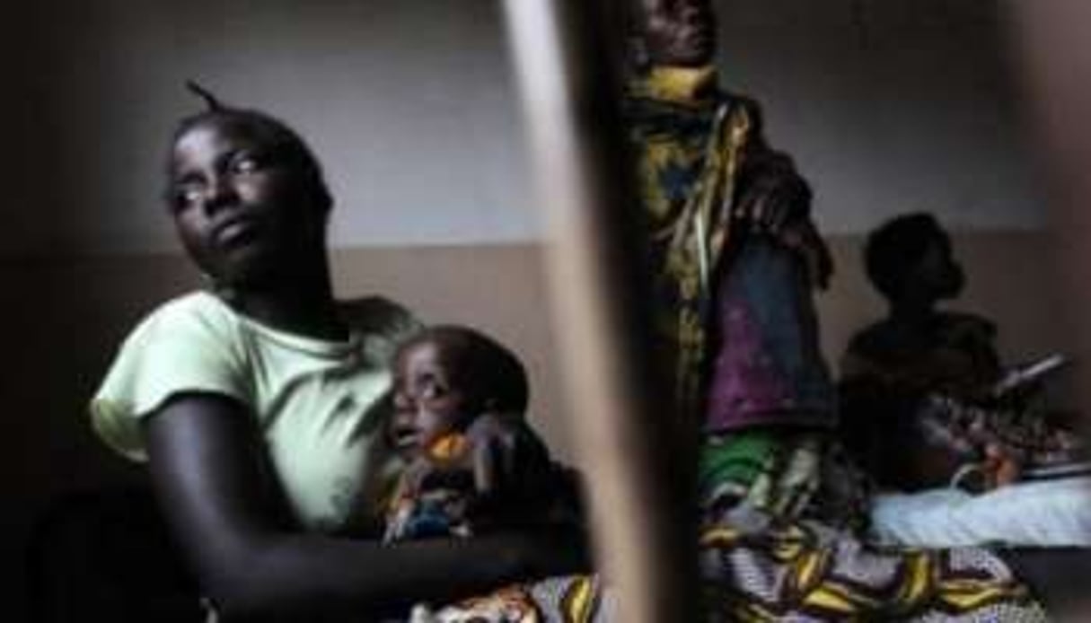 Une femme attend avec son enfant à l’hôpital de Dongo (RD Congo), le 20 février 2009. © AFP