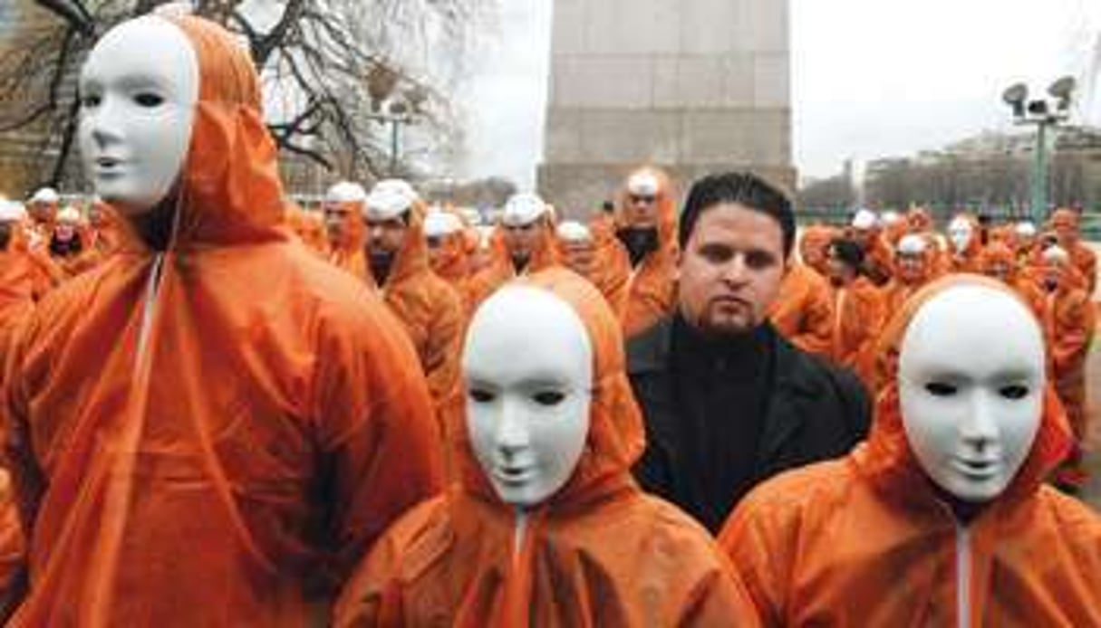 Mourad Benchellali milite avec Amnesty pour la fermeture de Guantanamo en 2007 à Paris. © Sipa