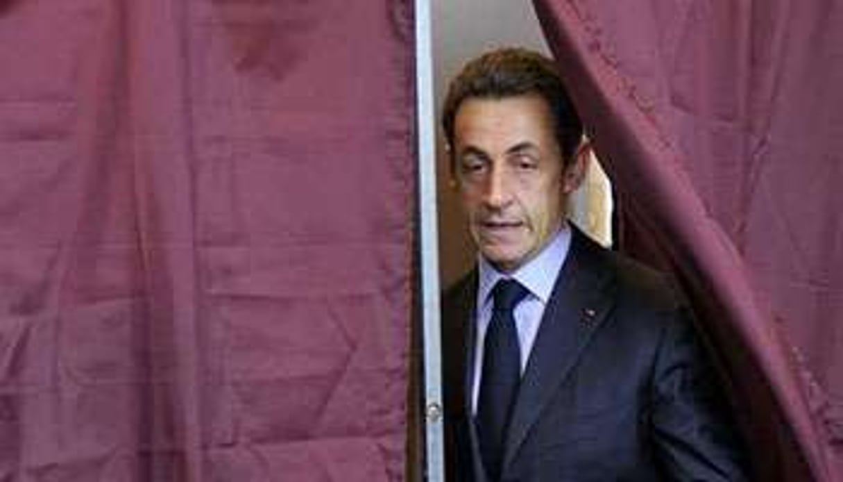 Le président français Nicolas Sarkozy à la sortie de l’isoloir. © AFP