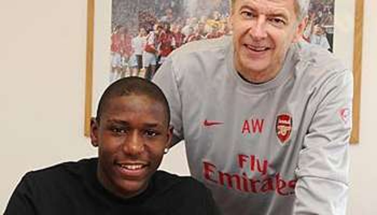 Benik Afobe avec le coach d’Arsenal, Arsène Wenger. © D.R