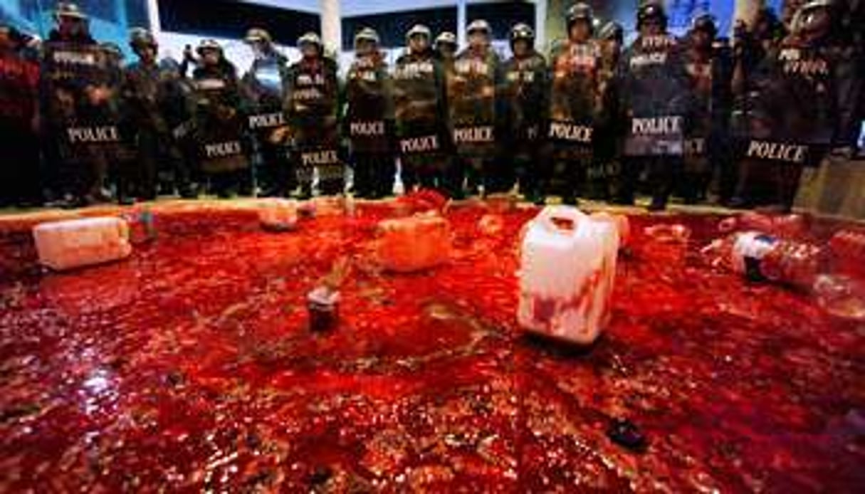 Trois cent litres de sang déversés devant le QG du gouvernement, le 16 mars à Bangkok. © Reuters