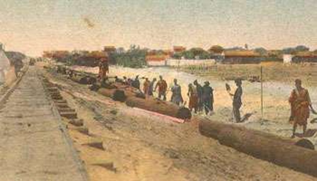 Carte postale : des Sénégalais travaillant sur le chantier d’un chemin de fer à Dakar © Archives du Sénégal