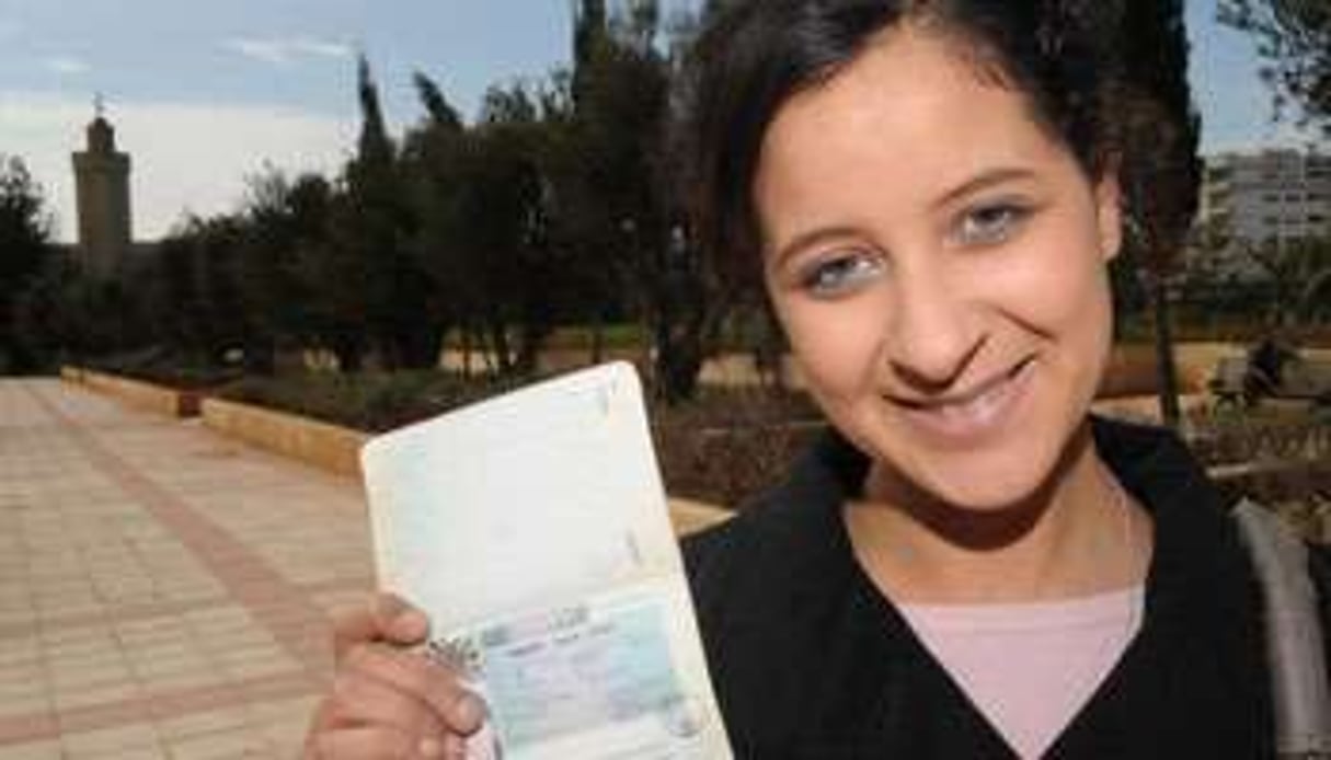 La Marocaine Najlae Lhimer montre son visa, le 10 mars 2010 à Rabat. © AFP