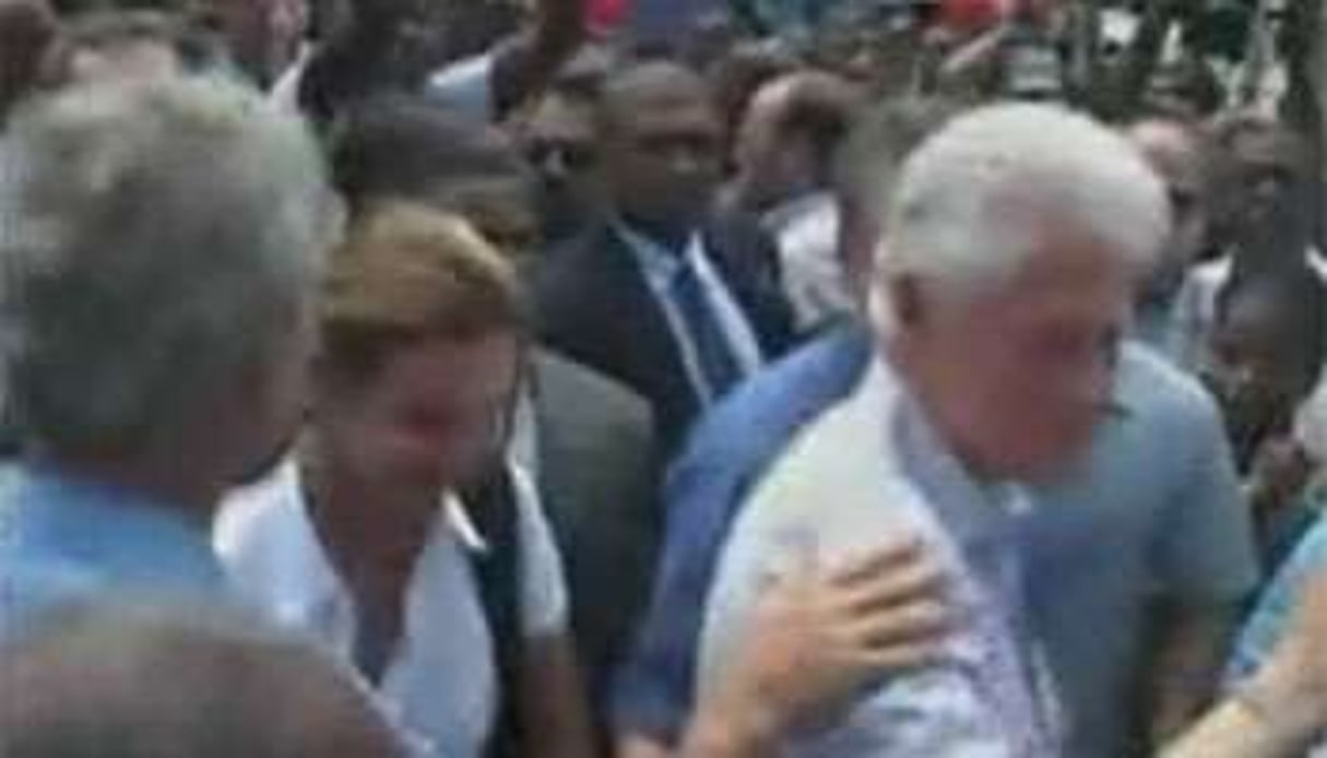 Bush s’essuie la main sur la chemise de Bill Clinton. © BBC
