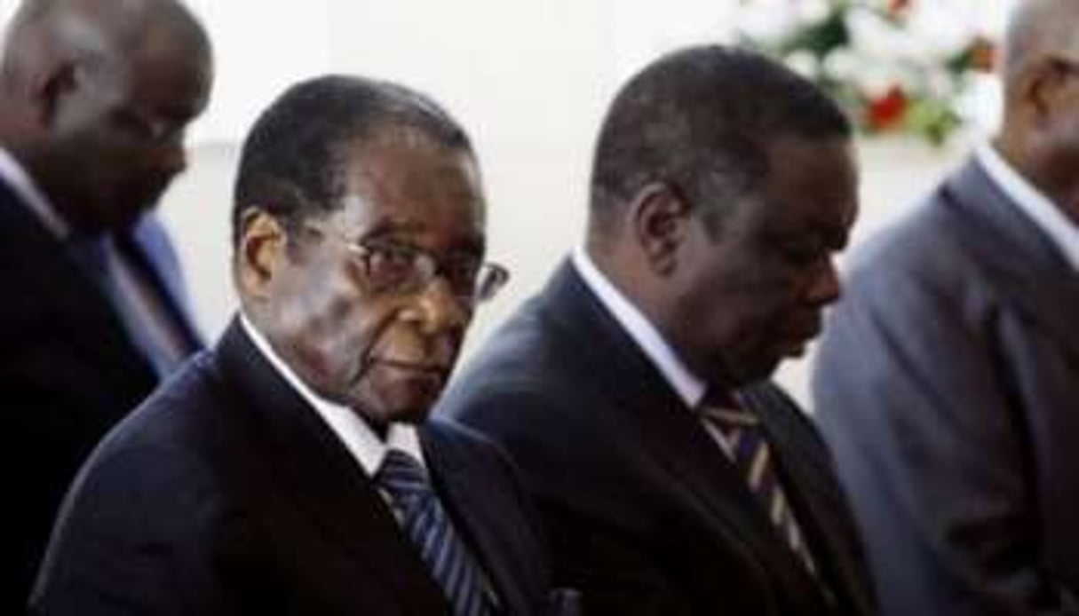 Robert Mugabe et Mogan Tsvangirai lors d’un office dans une église méthodiste, le 6 mars 2010. © AFP