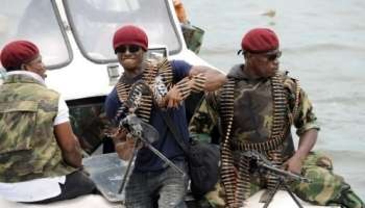 Des combattants armés du sud pétrolifère viennent rendre les armes, le 3 octobre 2009. © AFP