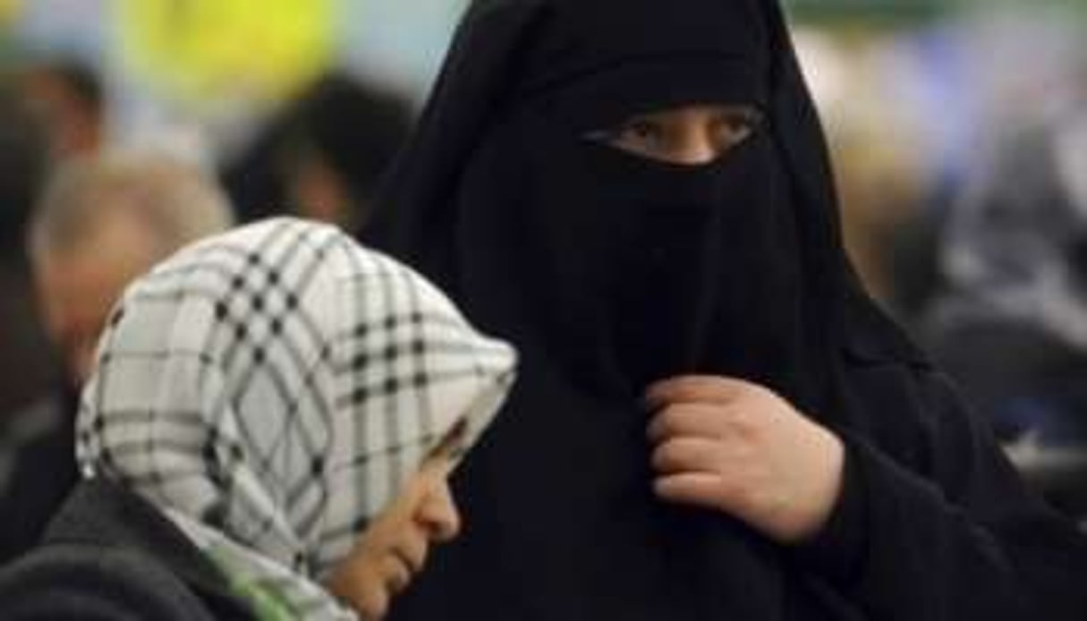 Une femme en voile intégral à Leers dans le nord de la France le 6 janvier 2010. © Reuters