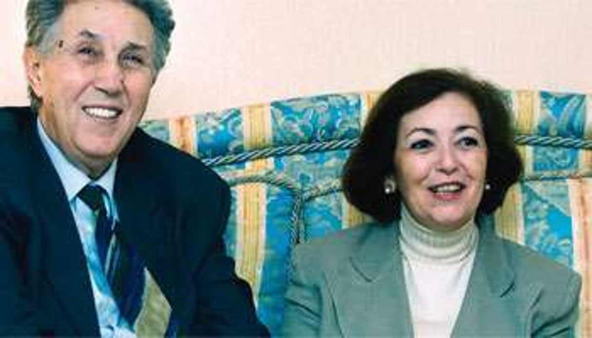 L’épouse d’Ahmed Ben Bella (ici à Beyrouth avec lui, en 2001) est décédée le 23 mars. © AFP