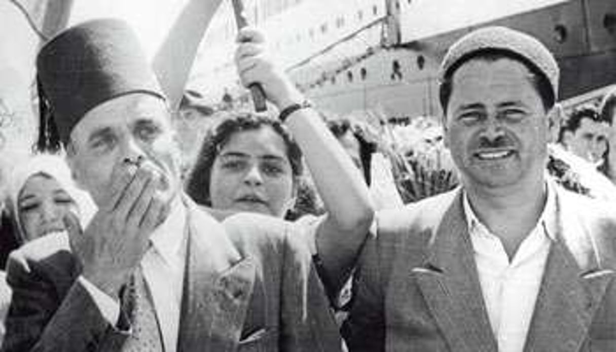 Farhat Hached (à dr.) accueillant Habib Bourguiba à son retour d’Égypte, le 8 septembre 1949. © Kahia