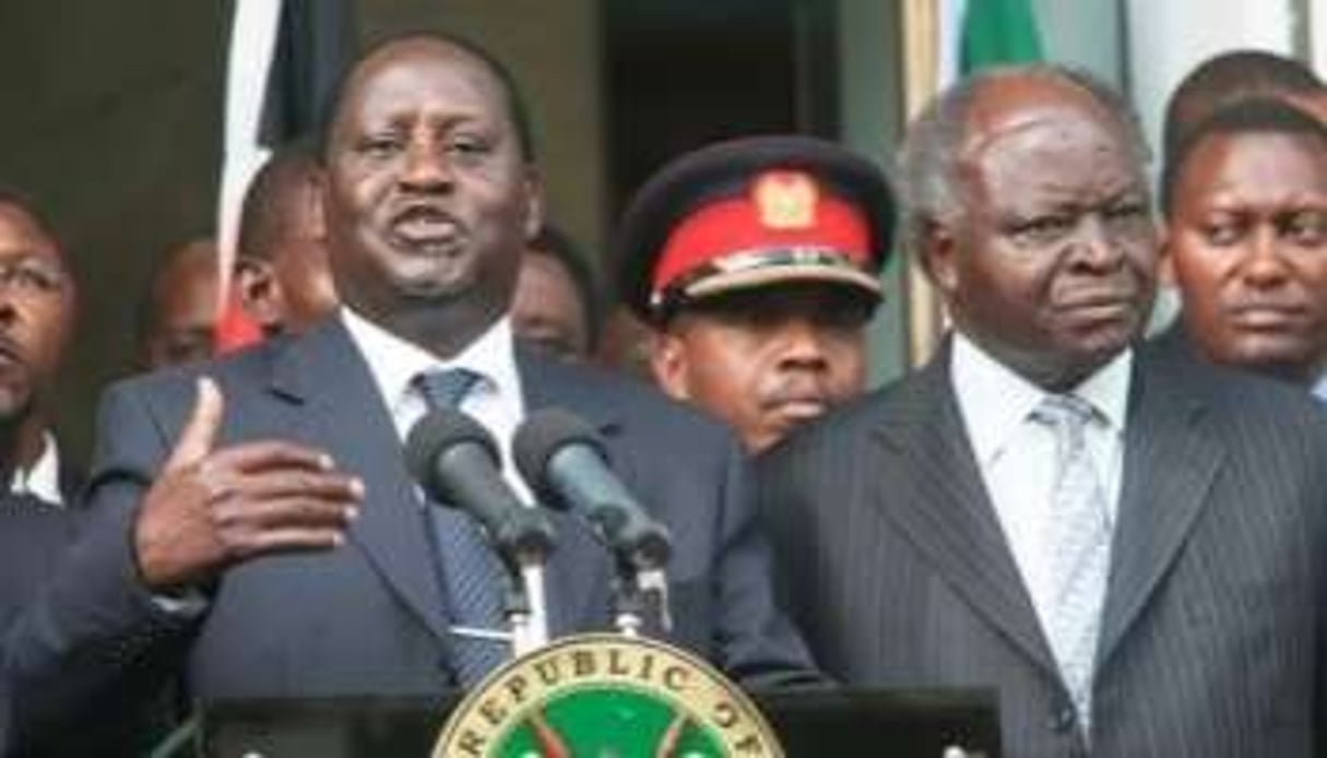 Le 28 février 2008, Raila Odinga (à g.) et Mwai Kibaki annonçaient un accord de réconciliation. © AFP