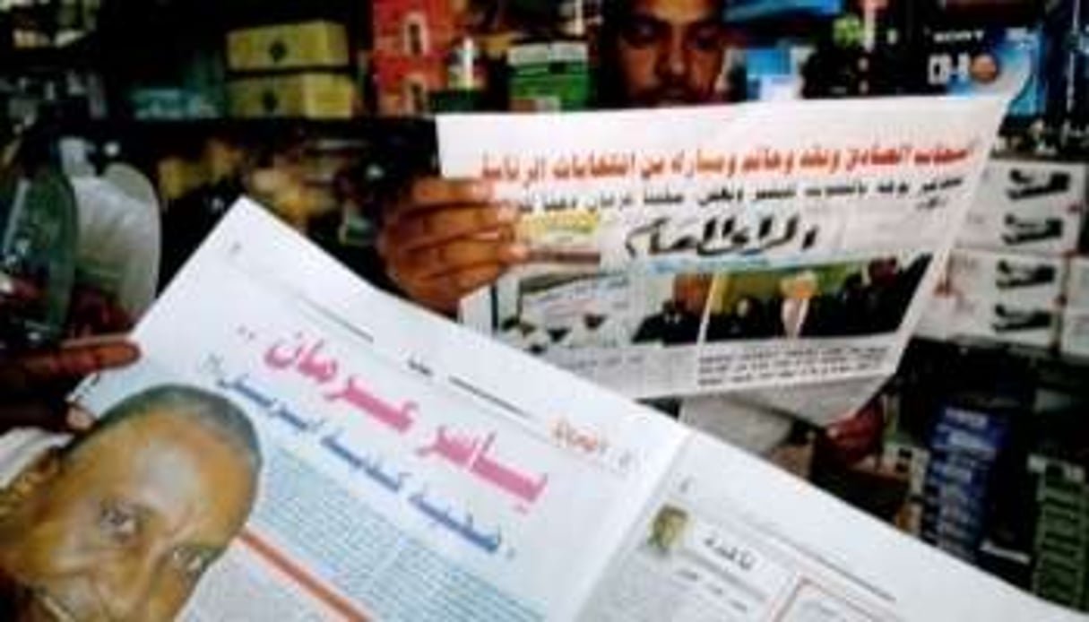 Des Soudanais lisent les journaux dans un magasin de Khartoum, le 2 avril 2010. © AFP