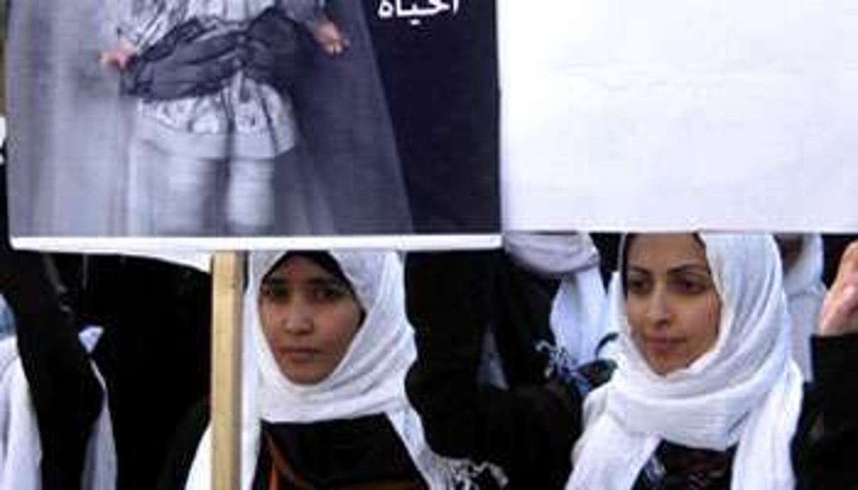 Des lycéennes protestent contre le mariage des fillettes, le 23 mars, devant le Parlement, à Sanaa © AP/SIPA