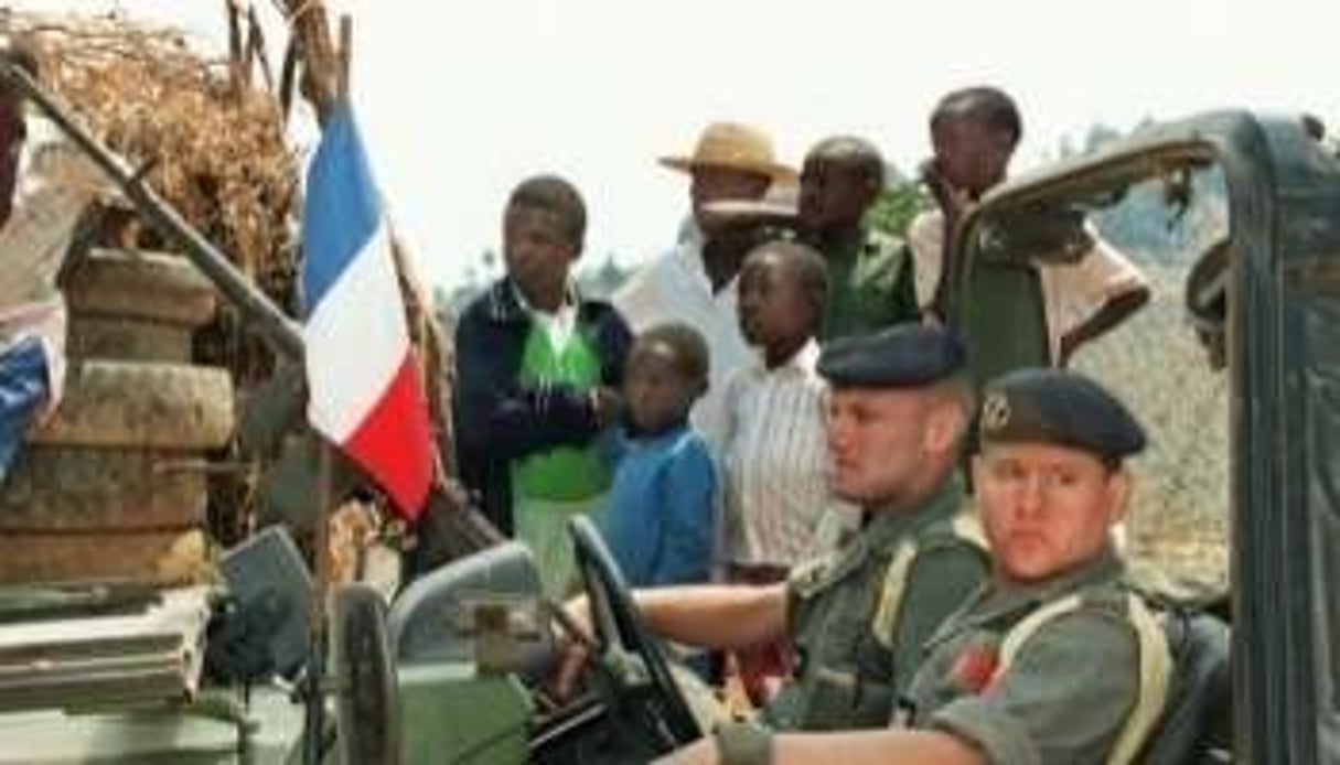 Des soldats français de l’opération Turquoise, le 26 juin 1994 à Kayove. © AFP