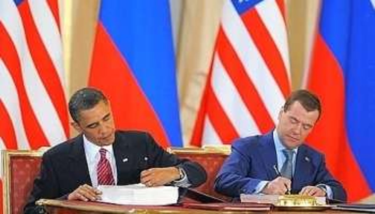 Barack Obama et Dmitri Medvedev signant l’accord de désarmement nucléaire, jeudi 8 avril 2010. © AFP