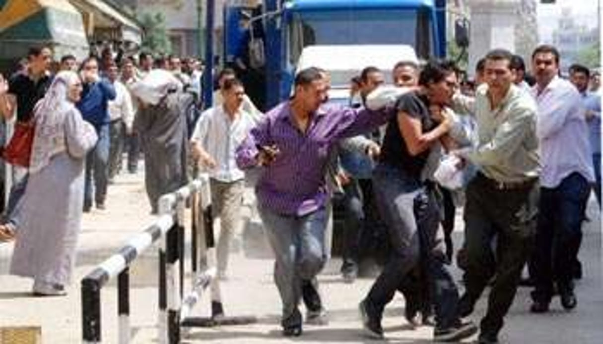 Arrestation d’un jeune militant pro-réformes au Caire, le 6 avril 2010. © AFP/Amr Ahmad