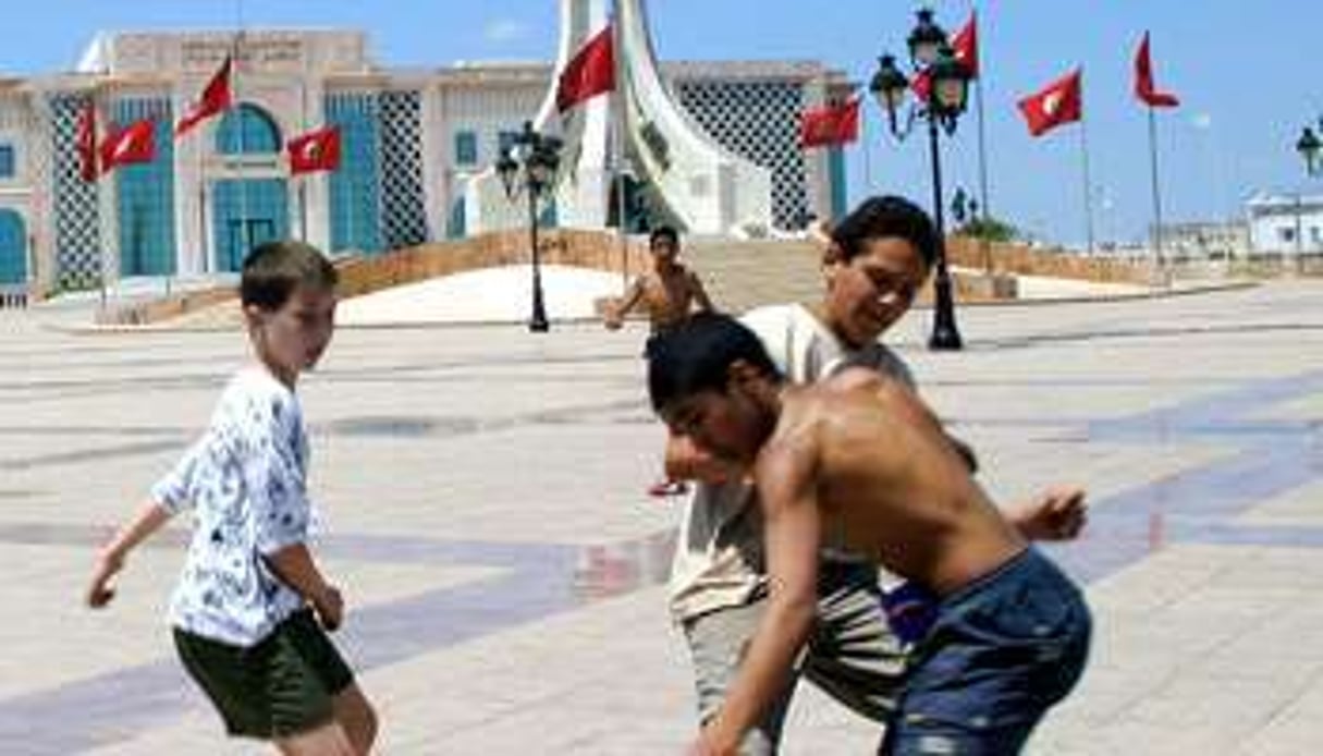 Des jeunes tunisois sur la place de l’Hôtel-de-Ville. © Agostino Pacciani
