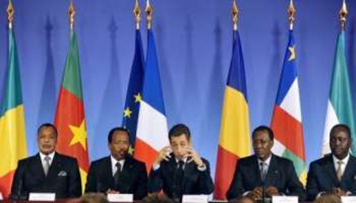 Nicolas Sarkozy entouré de Denis Sassou-Nguesso, Paul Biya, Idriss Deby Itno et Francois Bozizé. © AFP