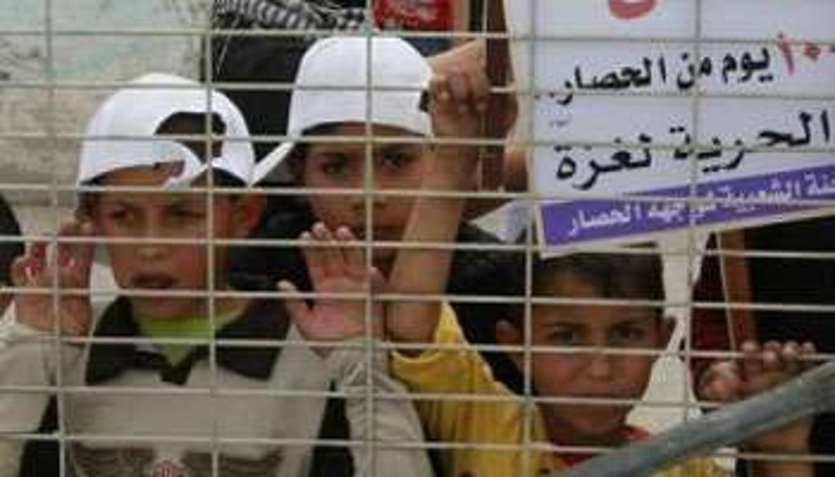 Des enfants palestiniens manifestent contre le blocus de Gaza par Israël au point de passage d’Erez © AFP