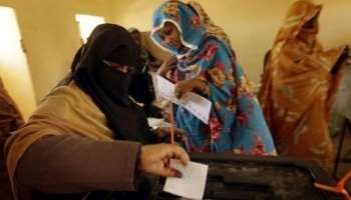 Une Soudanaise vote le 12 avril 2010 à Hosh Bannaga, ville natale du président Omar el-Béchir. © AFP – Patrick Baz
