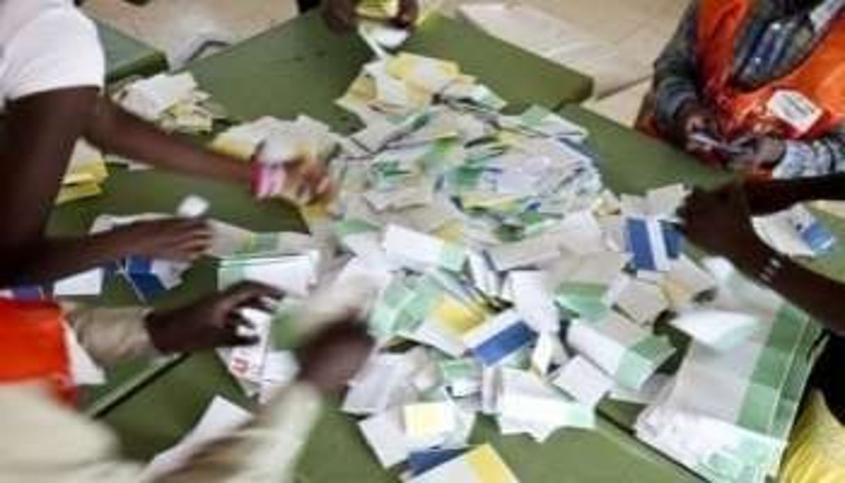 Dépouillement dans un bureau de vote de Juba au Soudan, le 16 avril 2010. © AFP