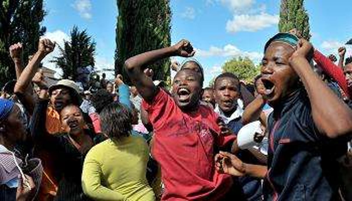 Alors que les assassins de Terreblanche comparaissent au tribunal, la foule scande l’hymne national. © Alexander Joe / AFP