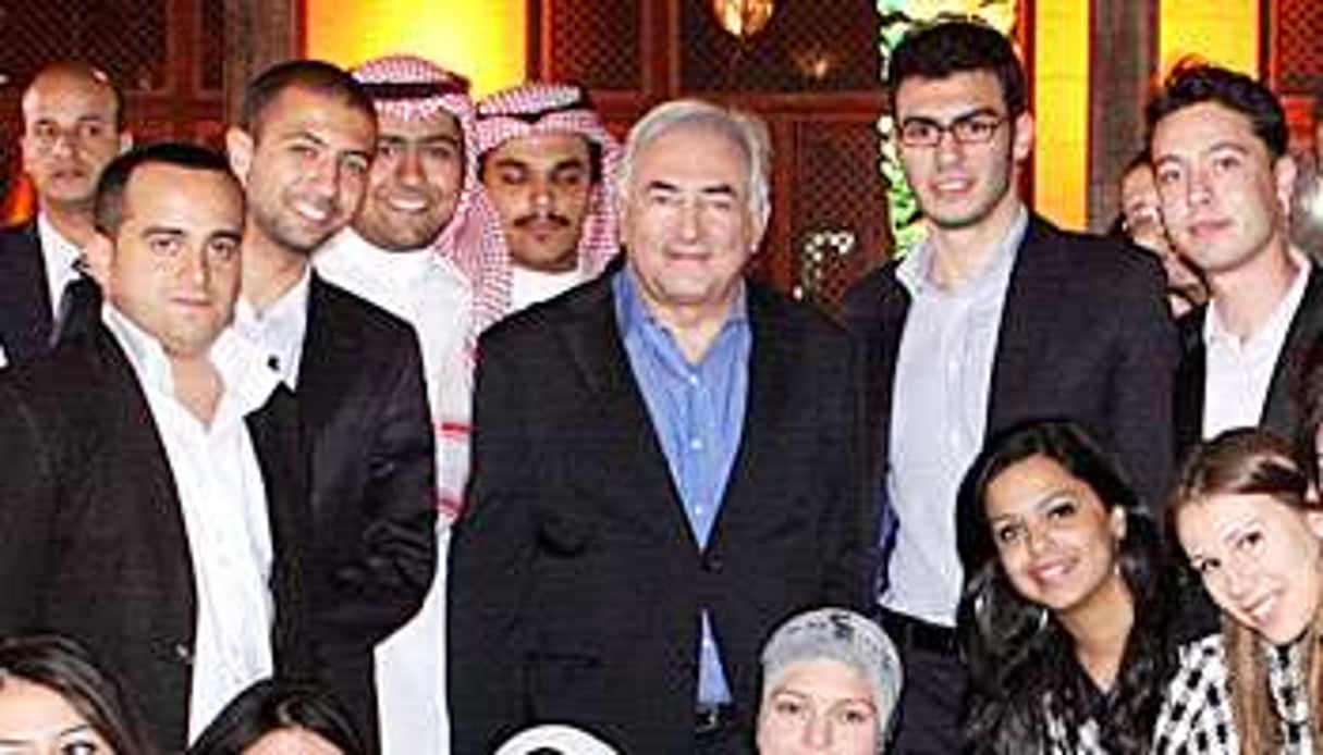 Dominique Strauss-Khan, directeur général du FMI, entouré de jeunes étudiants arabes. © FMI