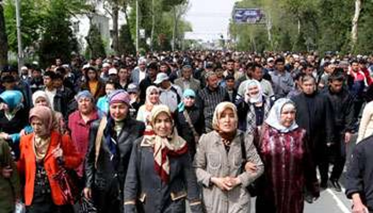 Manifestation antigouvernementale à Jalalabad, dans le sud du pays, le 12 avril. © MAXIM SHIPENKOV/EPA