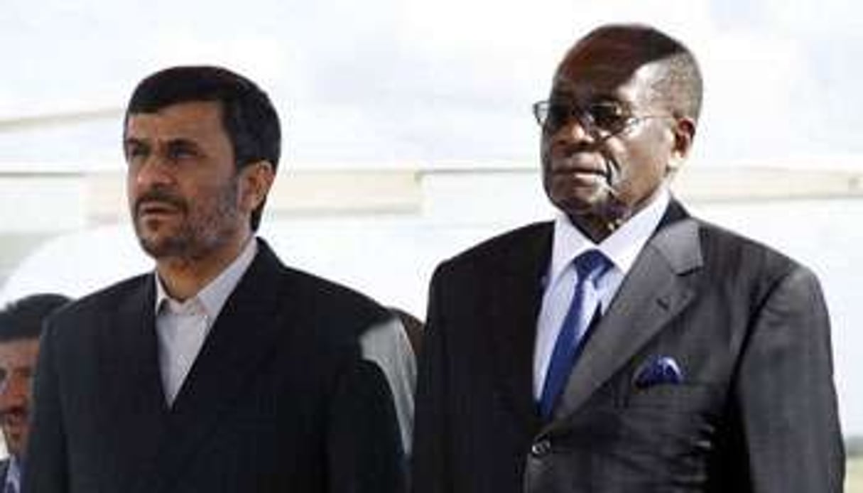 Le président iranien Mahmoud Ahmadinejad reçu par son homologue zimbabwéen, Robert Mugabe. © AFP