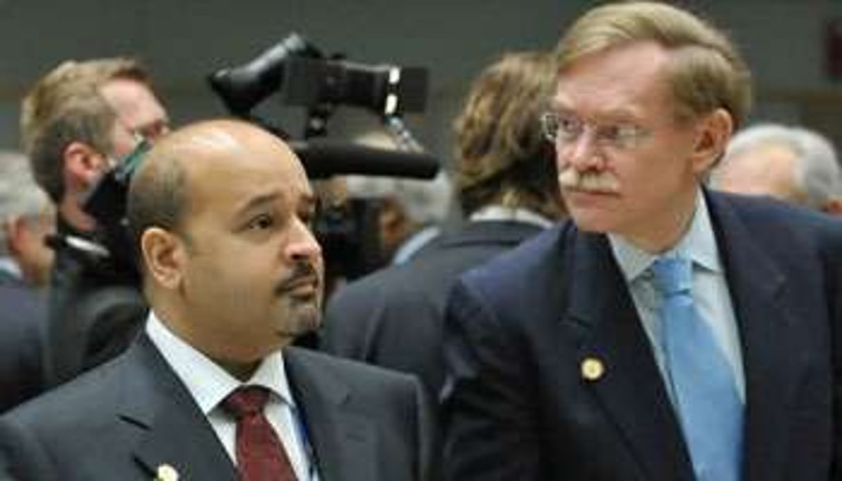 M. Al Khalifa, ministre des finances de Bahreïn, et R. Zoellick, président de la Banque mondiale. © AFP