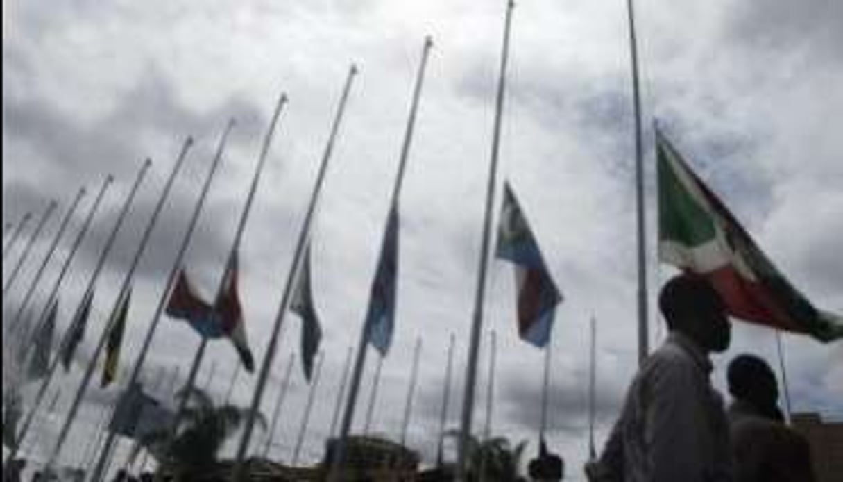 Des drapeaux en berne en l’honneur des victimes de l’accident d’avion, le 14 mai 2007 à Nairobi. © AFP