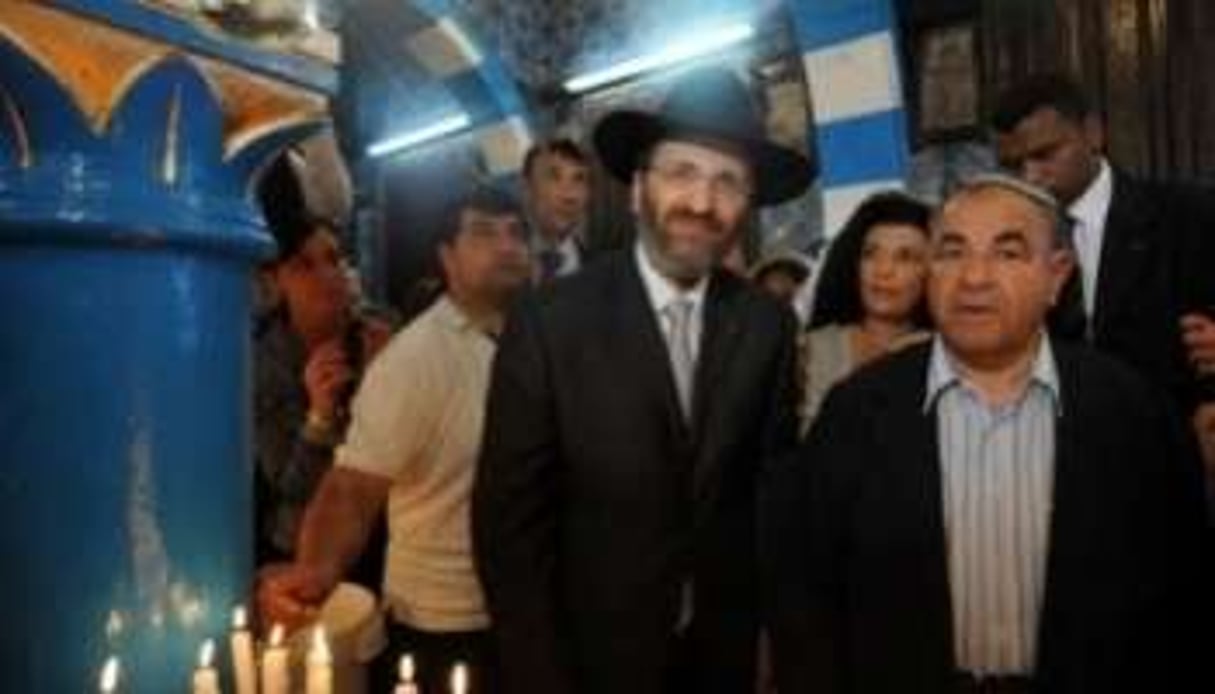 Le grand rabbin de France, Gilles Bernheim (C) visite la synagogue de Djerba le 30 avril. © AFP
