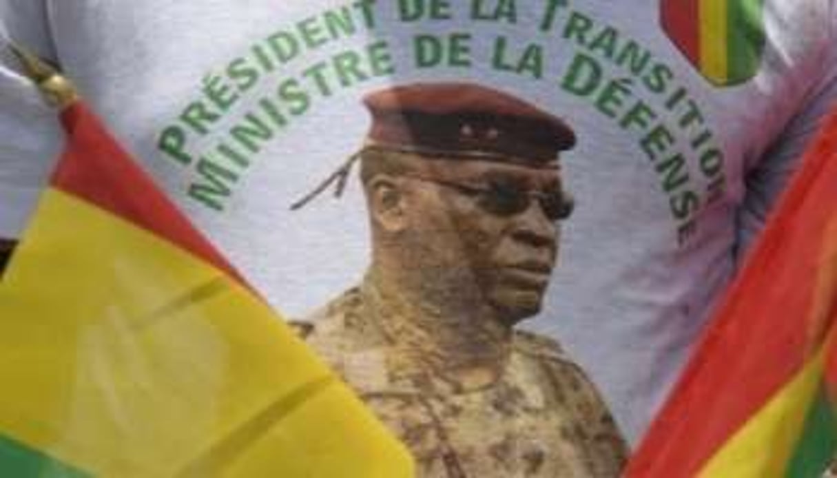 Un Guinéen porte un T-shirt représentant Sékouba Konaté, pour l’accueillir à Abidjan, en avril. © AFP