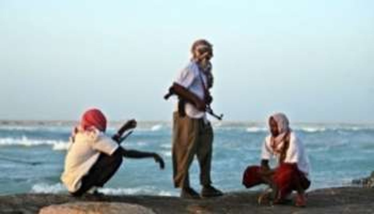 Des pirates armés surveillent la côte dans le nord-est de la Somalie, le 4 janvier 2010. © AFP