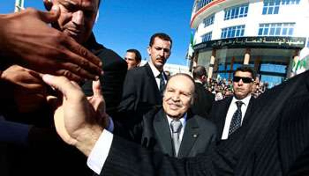 Le chef de l’État après l’ouverture de la nouvelle année académique, à Sétif (novembre 2009). © Zohra Bensemra/Reuters