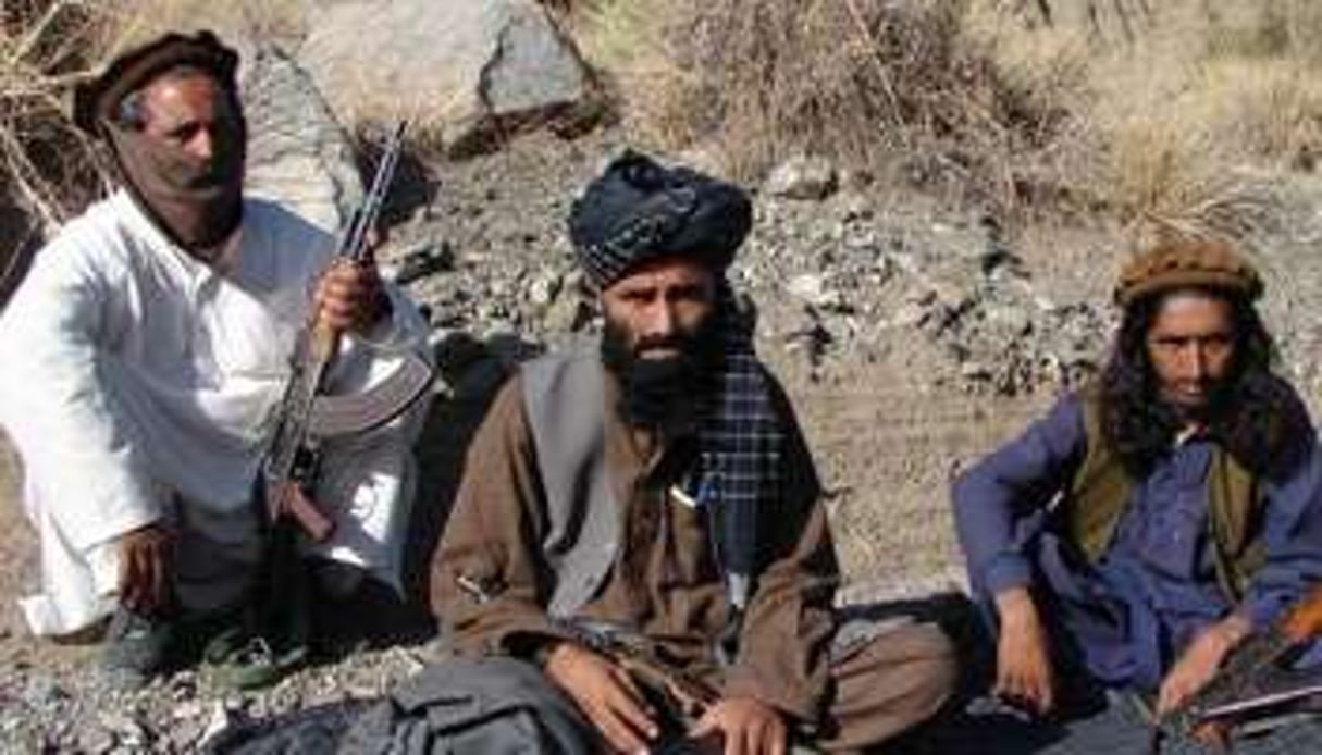 Azam Tariq (au centre), porte-parole du Mouvement des talibans du Pakistan, flanqué de deux gardes. © AFP