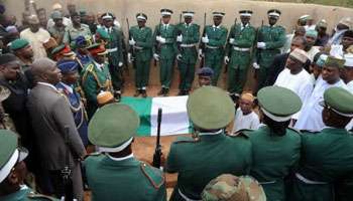 L’enterrement d’Umaru Yar’Adua le 6 mai, auquel Goodluck Jonathan était absent. © AFP