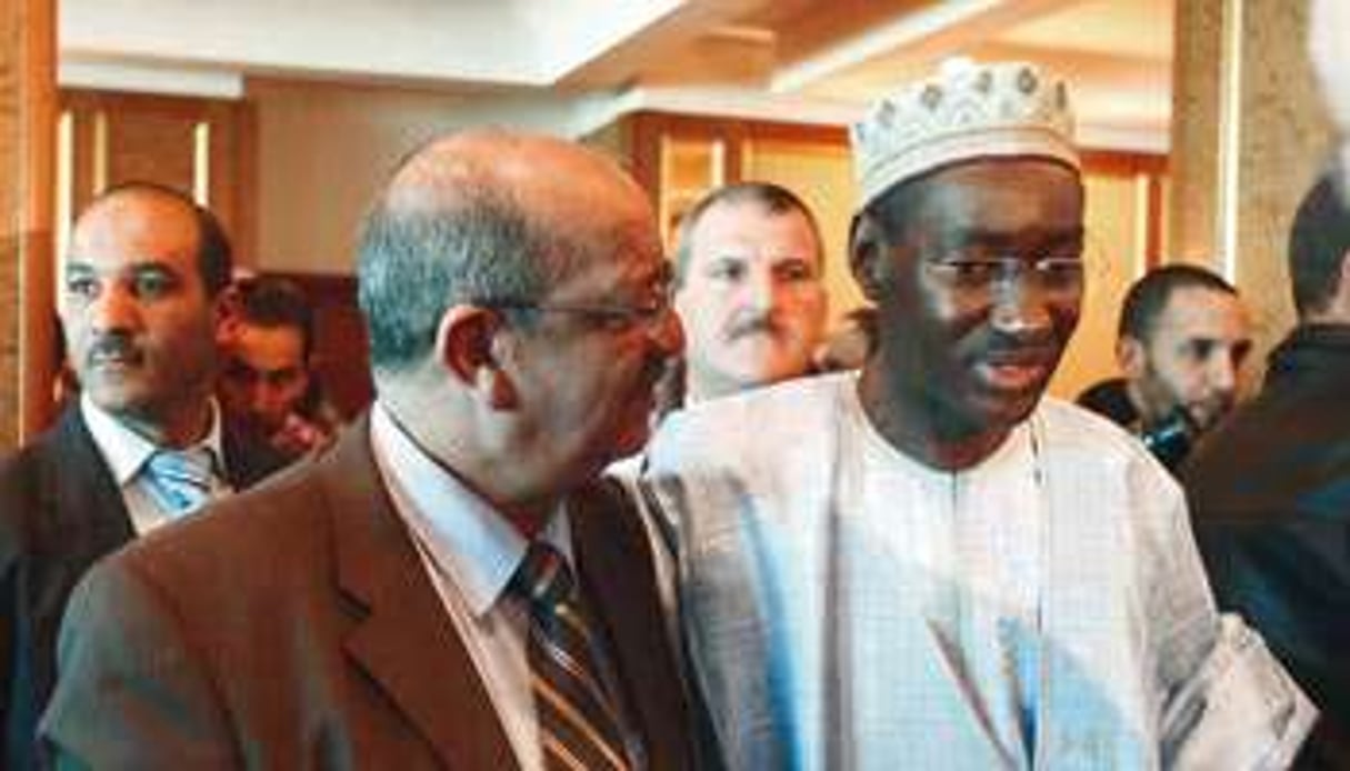 M. Messahel, ministre aux Affaires maghrébines et africaines, avec le ministre malien M. Ouane. © Louafi Larbi/Reuters