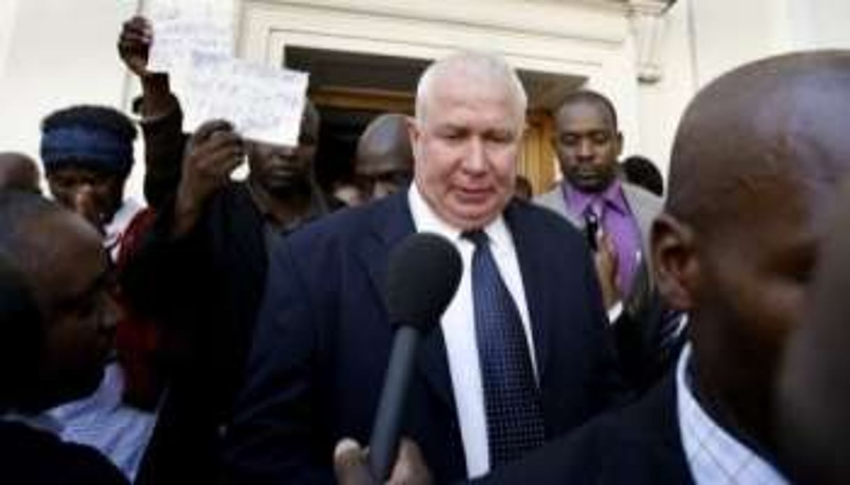 Roy Bennett (C) quitte le tribunal de Harare le 10 mai 2010. © AFP/Archives – Desmond Kwande.