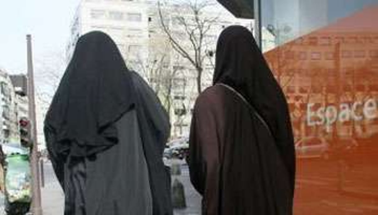 Deux femmes voilées dans une rue à Paris, le 21 avril 2010. © AFP