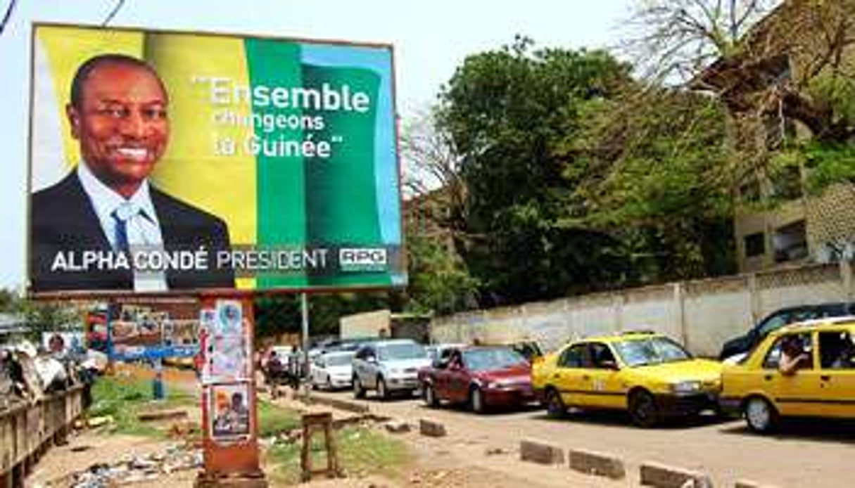 Affiche de campagne du RPG, dans les rues de Conakry. © Cellou Diallo pour J.A.