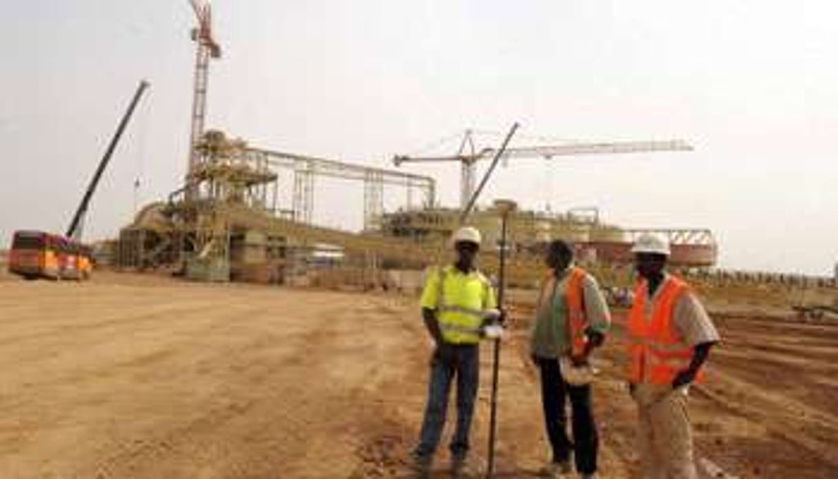 Devant le site de construction de la mine d’or d’Essakane, dans le nord du Burkina Faso. © AFP