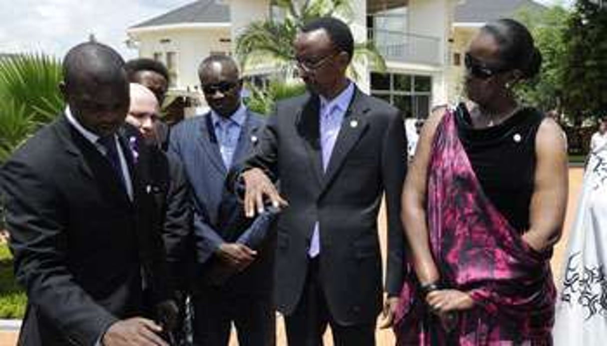 Paul Kagamé (au c.) avec son épouse, Jeannette, le 7 avril, lors de la commémoration du génocide © AFP