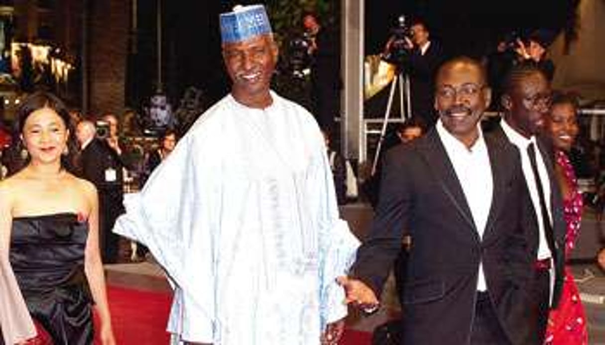 Mahamat-Saleh Haroun (à dr.) avec son acteur fétiche Youssouf Djaoro (en boubou) le 17 mai. © Niviere/Lydie/Niko/SIPA