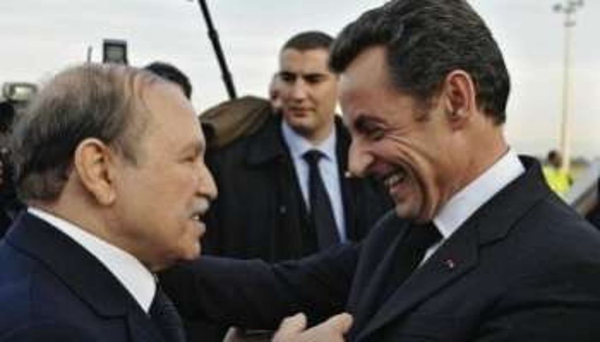 Nicolas Sarkozy reçu par Abdelaziz Bouteflika à Alger en décembre 2007. © Archives AFP.