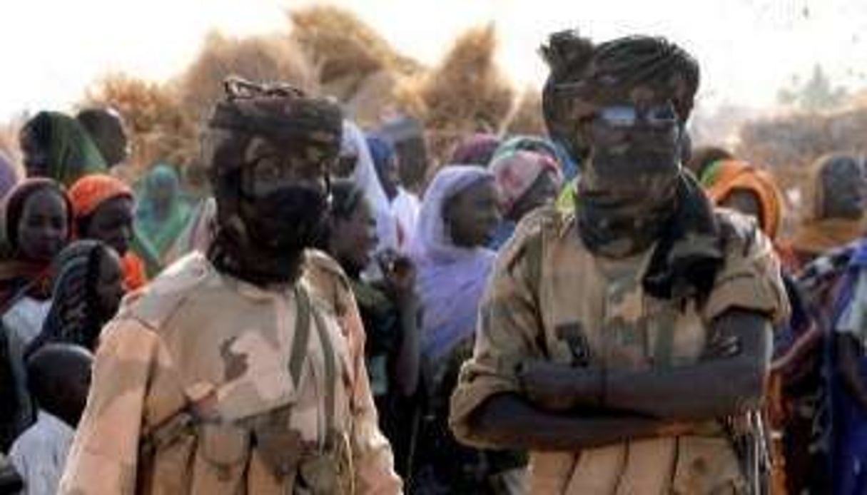 Des soldats tchadiens dans un camp de réfugiés à la frontière avec le Soudan, le 15 mars 2009. © AFP