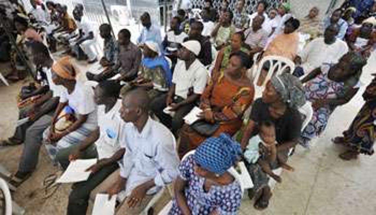 Des victimes attendant leur indemnisation, le 9 avril, à Abidjan. © Sia Kambou/AFP