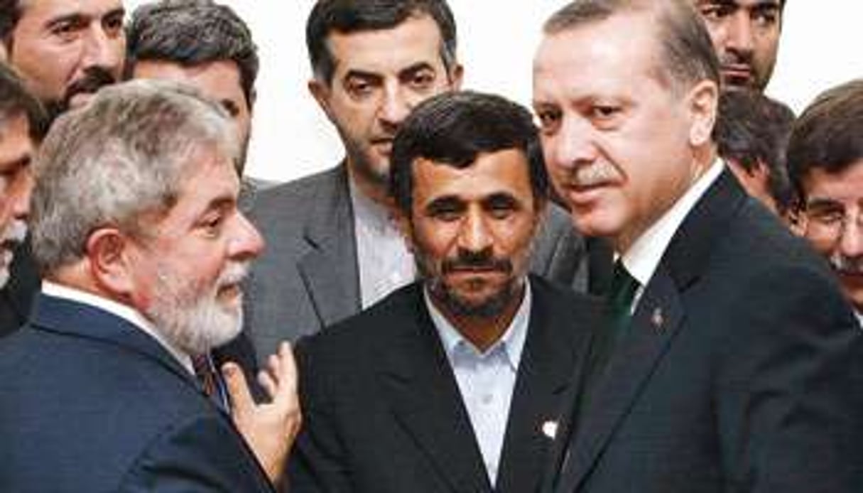 De g. à dr., Luiz Inacio Lula da Silva, Mahmoud Ahmadinejad et Recep Tayyip Erdogan, le 17 mai. © Vahid Salem/AP/SIPA