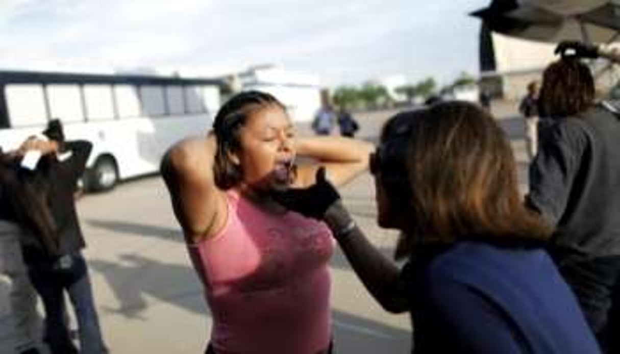 Interpellation d’une immigrée clandestine en juillet 2009, à l’aéroport de Phoenix, Arizona. © Carlos Barria/Reuters